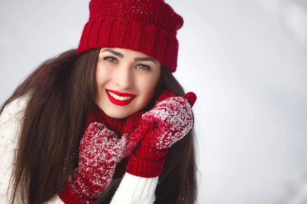 Портрет красивой женщины на зимнем фоне. — стоковое фото