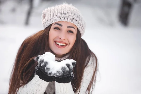 冬の背景に美しい女性の肖像画. — ストック写真