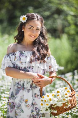 Papatya alan sepete olan esmer kadın