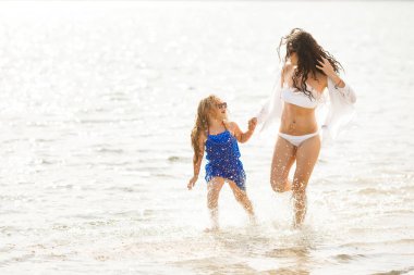 Anne ile kızı suda eğlenmek