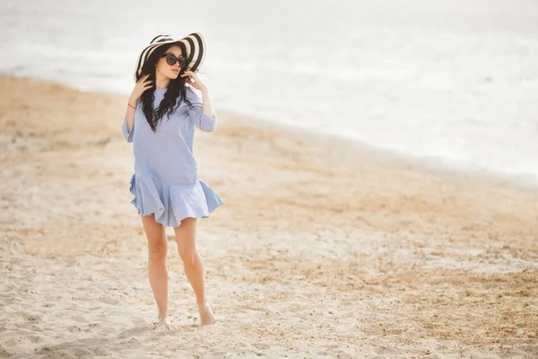 Молода Жінка Великому Смугастому Капелюсі Йде Піщаному Пляжі — стокове фото