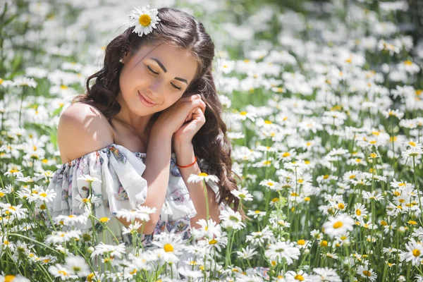 Tenera Giovane Donna Con Fiore Capelli Campo Camomilla — Foto Stock