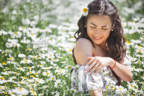 Tenera Giovane Donna Con Fiore Capelli Campo Camomilla — Foto Stock