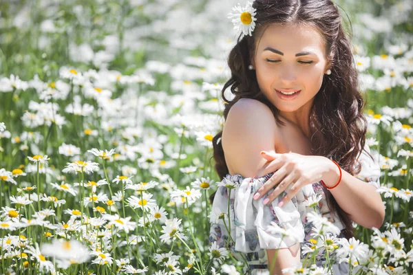 Tenera Giovane Donna Con Fiore Capelli Campo Camomilla — Foto Stock