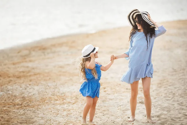 재미와 해변에 산책과 줄무늬 모자에 어머니 — 스톡 사진