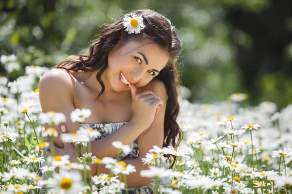 Giovane Donna Circondata Fiori Sul Campo Camomilla — Foto Stock