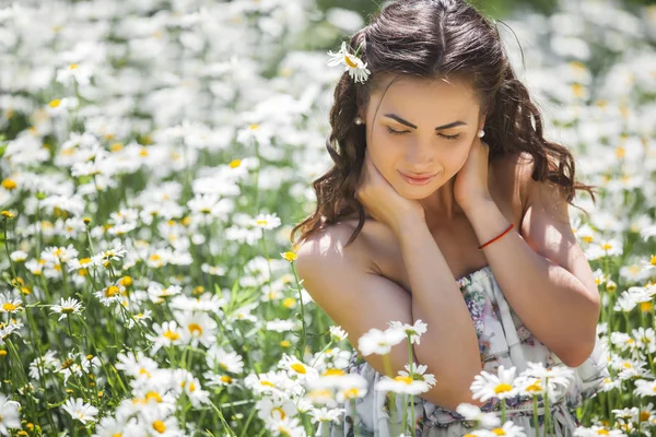 Giovane Donna Circondata Fiori Sul Campo Camomilla — Foto Stock