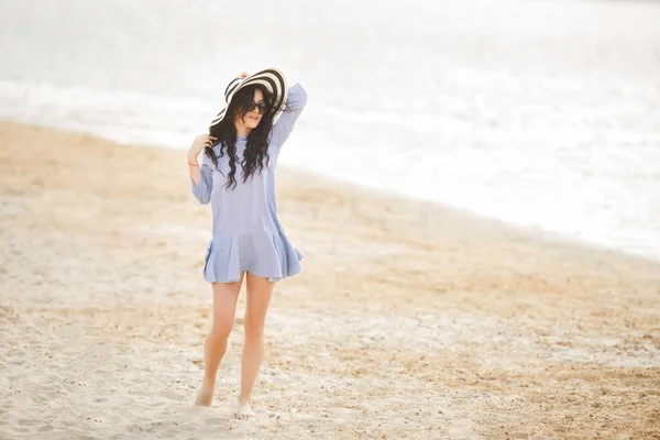 Молодая Женщина Большой Полосатой Шляпе Ходит Песчаному Пляжу — стоковое фото
