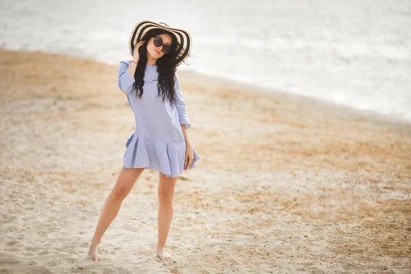 Молодая Женщина Большой Полосатой Шляпе Позирует Пляже — стоковое фото