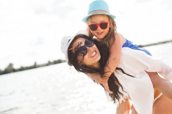 Jonge Moeder Met Blonde Dochter Hebben Goede Tijd Buiten — Stockfoto