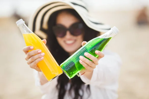 Giovane Donna Seduta Sulla Spiaggia Che Tiene Cocktail Gialli Verdi — Foto Stock