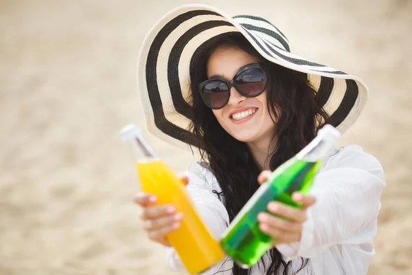 Mujer Joven Sentada Playa Sosteniendo Cócteles Amarillos Verdes Playa —  Fotos de Stock