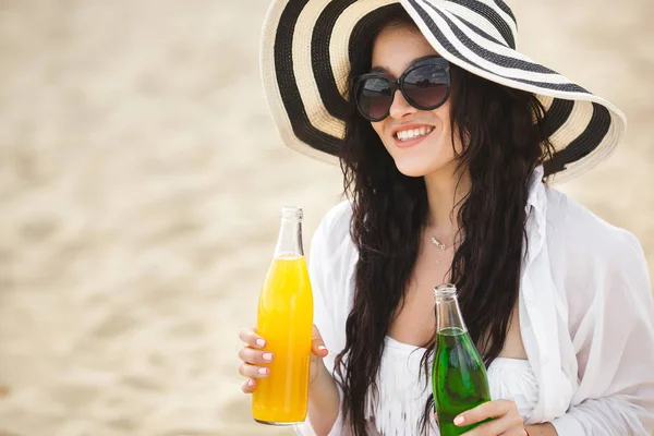 Mujer Joven Sentada Playa Sosteniendo Cócteles Amarillos Verdes Playa —  Fotos de Stock