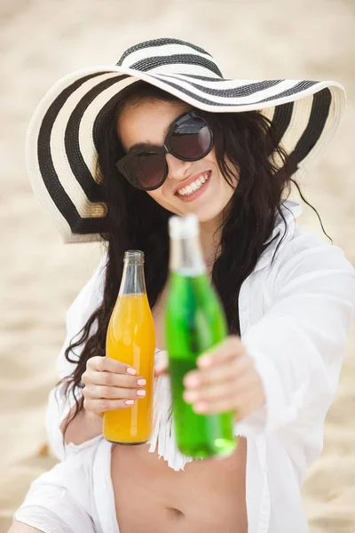 Mujer Joven Sentada Playa Sosteniendo Cócteles Amarillos Verdes Playa —  Fotos de Stock