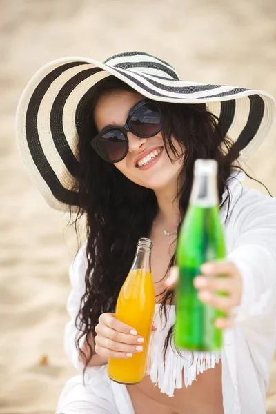 Mujer Joven Sentada Playa Sosteniendo Cócteles Amarillos Verdes Playa —  Fotos de Stock