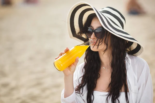 Mujer Joven Sombrero Rayado Bebiendo Cóctel Playa —  Fotos de Stock
