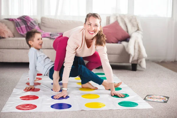 Mutter Spielt Twister Mit Sohn Wohnzimmer — Stockfoto