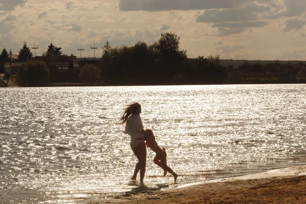 母亲带着女儿沿着海滩散步 — 图库照片