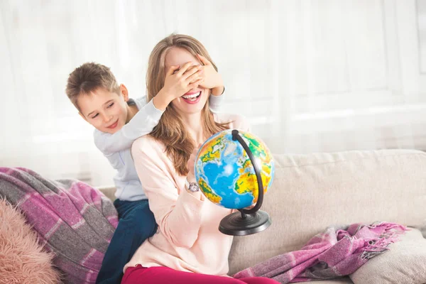 Moeder Zoon Spelen Thuis Met Globe Bepalen Waarnaar Wilt Reizen — Stockfoto
