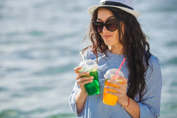 Mujer Joven Sosteniendo Cócteles Brillantes Playa —  Fotos de Stock