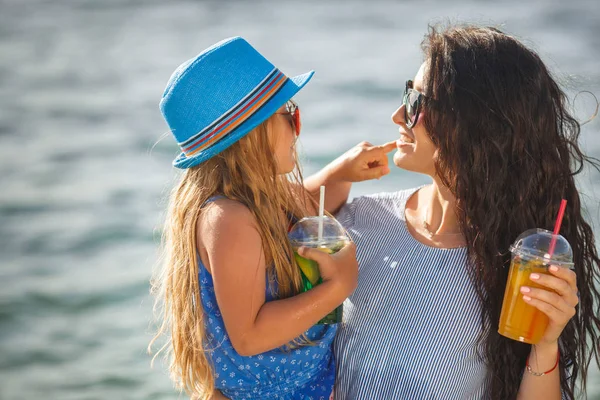 Giovane Madre Che Tiene Figlia Limonata Sulla Spiaggia — Foto Stock