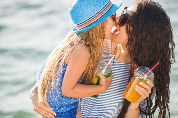 Giovane Madre Che Tiene Figlia Limonata Sulla Spiaggia — Foto Stock