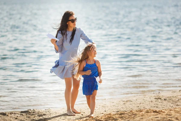 Молода Мати Дочкою Запускає Паперові Літаки Пляжі — стокове фото