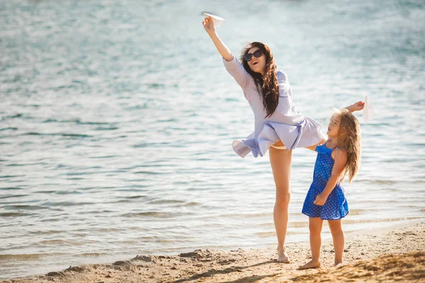 Молода Мати Дочкою Запускає Паперові Літаки Пляжі — стокове фото