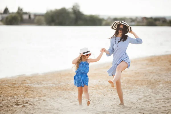 Мати Смугастій Шапці Маленькою Донькою Розважається Гуляє Піщаному Пляжі — стокове фото