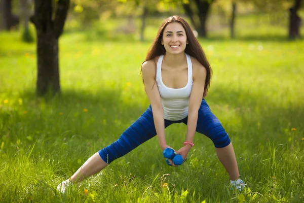 Vrolijk Slim Meisje Training Met Halters Park — Stockfoto