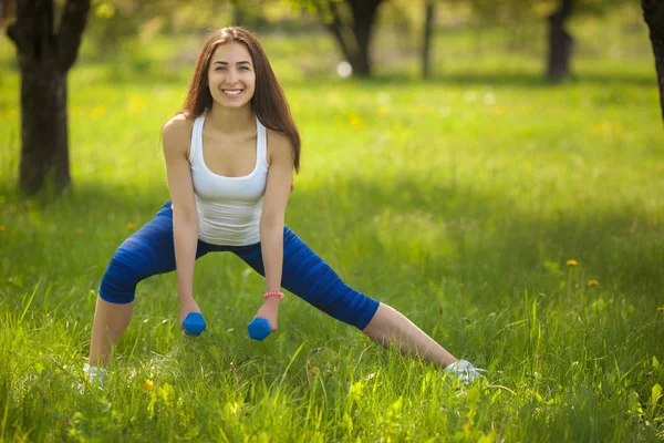 Vrolijk Slim Meisje Training Met Halters Park — Stockfoto