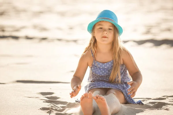 Fille Chapeau Bleu Assis Sur Plage Sable — Photo