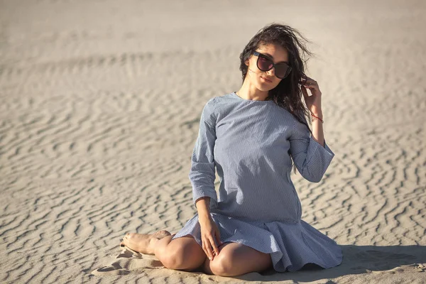 Mujer Joven Posando Desierto Sobre Arena — Foto de Stock