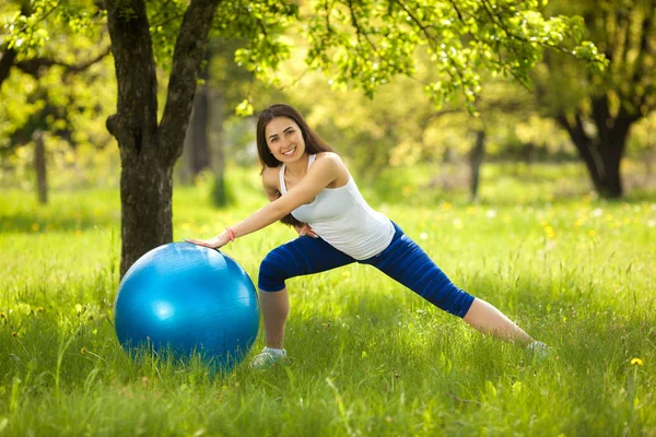 Jonge Vrouw Training Met Fitness Bal Groen Park — Stockfoto