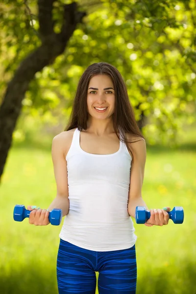 Vrolijk Slim Meisje Training Met Halters Park — Stockfoto