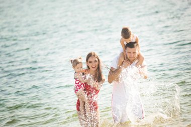 Genç Aile çocuk su ile iyi vakit