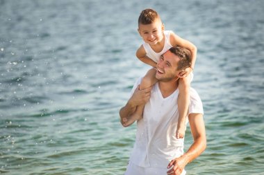 Baba binme oğul boyun, deniz kıyısı