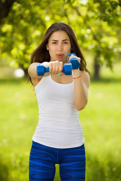 Chica Delgada Alegre Haciendo Ejercicio Con Pesas Parque — Foto de Stock