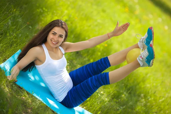 Jonge Vrouw Training Met Fitness Bal Groen Park — Stockfoto