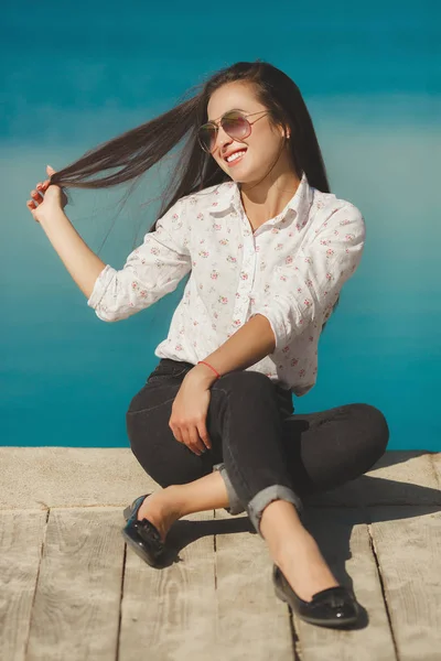 Mladá Žena Sedící Dřevěné Derth — Stock fotografie