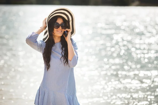 Mujer Joven Sombrero Rayas Grandes Hablando Teléfono Inteligente Playa — Foto de Stock