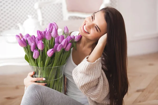 心から笑顔と大きなチューリップの花束を持ってブルネットの女性 — ストック写真
