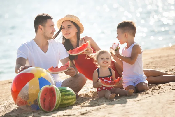 Junge Eltern Mit Kindern Essen Wassermelone Strand — Stockfoto