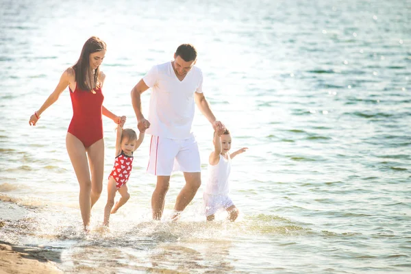 Junge Familie Verbringt Gute Zeit Mit Kindern Wasser — Stockfoto