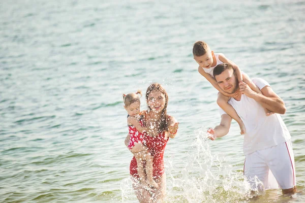 Familia Joven Pasando Buen Rato Con Los Niños Agua —  Fotos de Stock