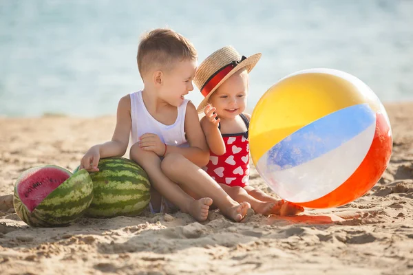 Niño Niña Sentados Con Sandía Playa Cerca Del Agua — Foto de Stock