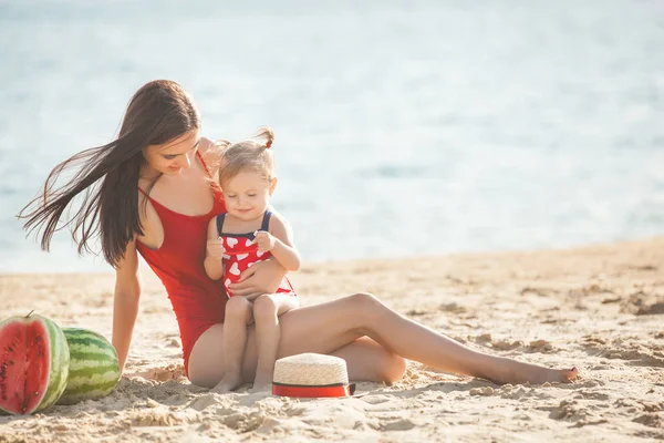 Молода Мати Маленькою Донькою Грає Пляжі — стокове фото