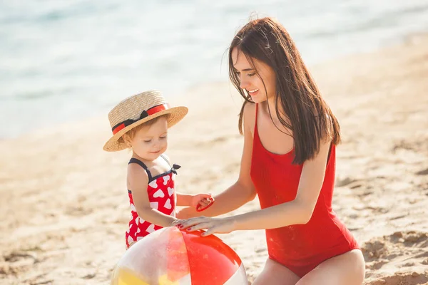 Young Mother Little Daughter Playing Beach — Stock Photo, Image