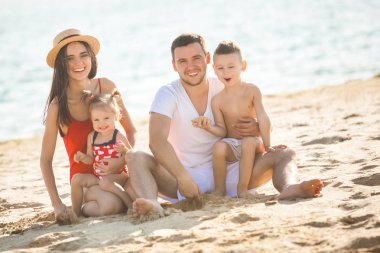 Genç Aile çocuk su yakınındaki plajda ile iyi vakit