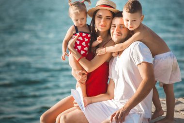 Genç Aile çocuk su yakınındaki plajda ile iyi vakit